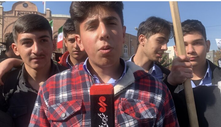 نمایش اقتدار و شعور استکبارستیزی آذری ها؛دانش آموزان: پای انقلاب هستیم