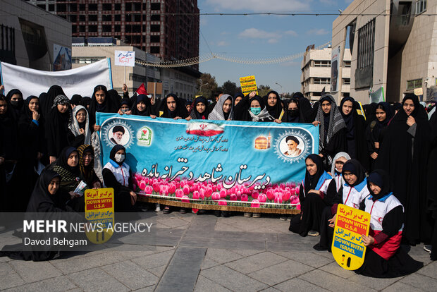 حضورپرشور دانش آموزان مشهدی در یوم الله 13 آبان