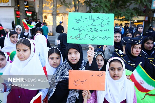 راهپیمایی یوم الله ۱۳ آبان در بجنورد