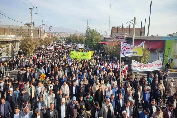 نمایش اقتدار و شعور استکبارستیزی آذری ها؛دانش آموزان: پای انقلاب هستیم
