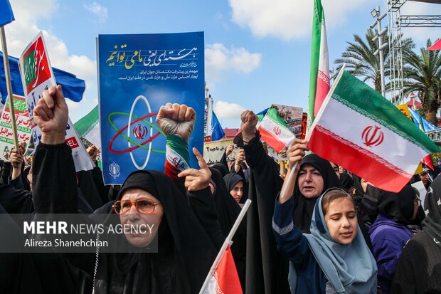 راهپیمایی یوم الله ۱۳ آبان در رشت