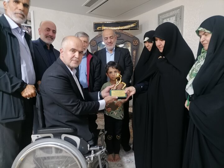 تندیسهایی به یاد دهقان فداکار