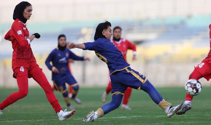 پرچم استقلال در زمین پرسپولیس؛ وقتی احساس بر حرفهایگری غلبه میکند