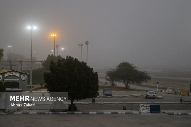 چتر گرد و خاک بر سر بندرعباس