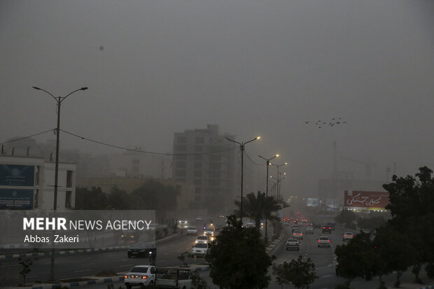 چتر گرد و خاک بر سر بندرعباس