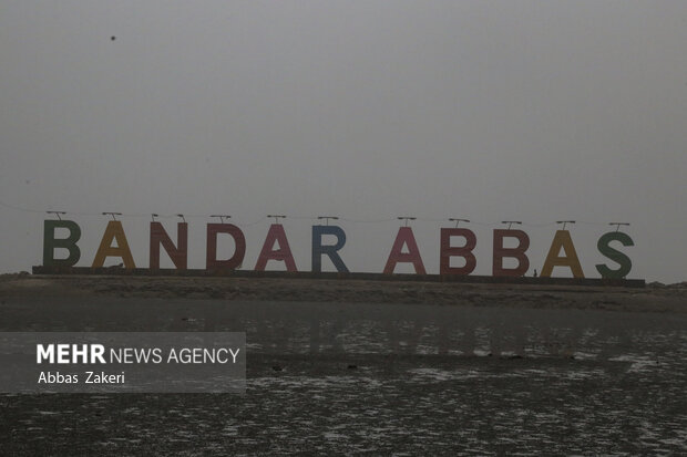 چتر گرد و خاک بر سر بندرعباس