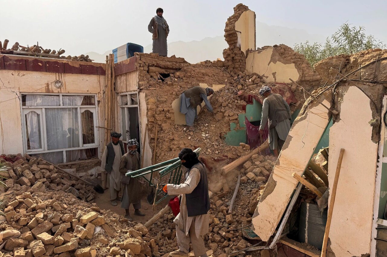 Močan potres z magnitudo 6,3 stresel severni Afganistan, zahteval najmanj 20 življenj