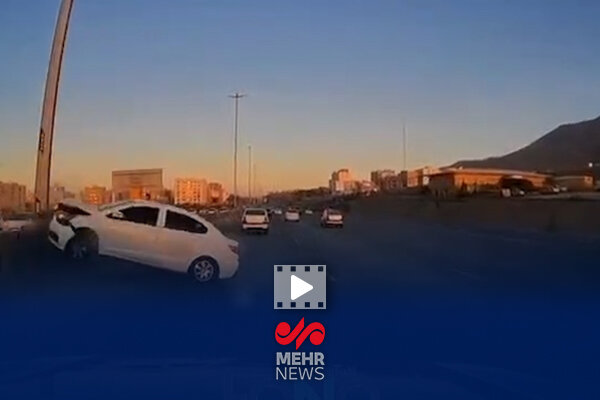 لحظه انحراف به چپ یک خودرو در اتوبان کرج