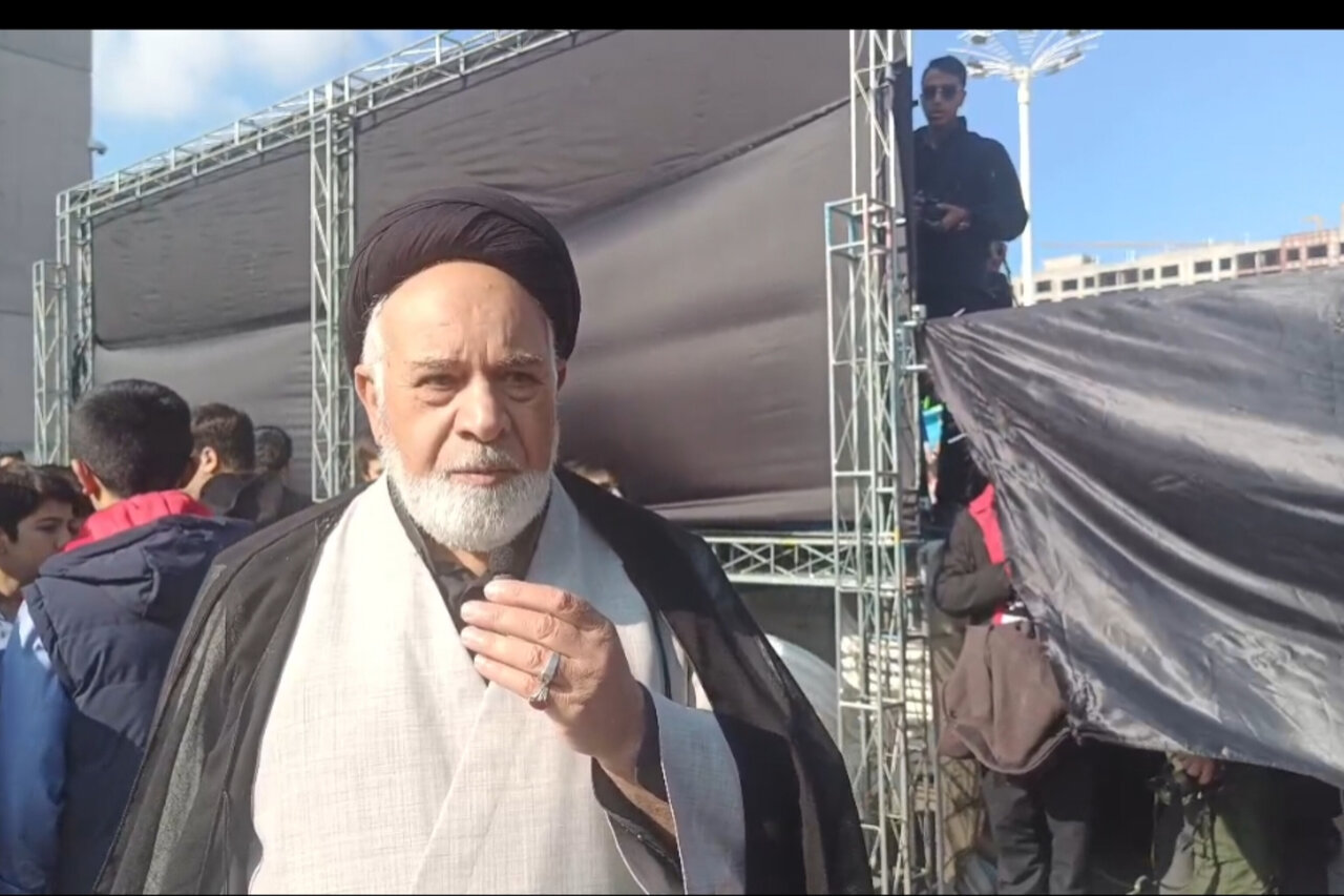 میدان شهدای مشهد مملو از حضور اقشار مختلف مردم در روز ۱۳ آبان