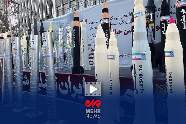 گزارش خبرنگار مهر از نمایش نمادین موشک‌های ایرانی در راهپیما ...