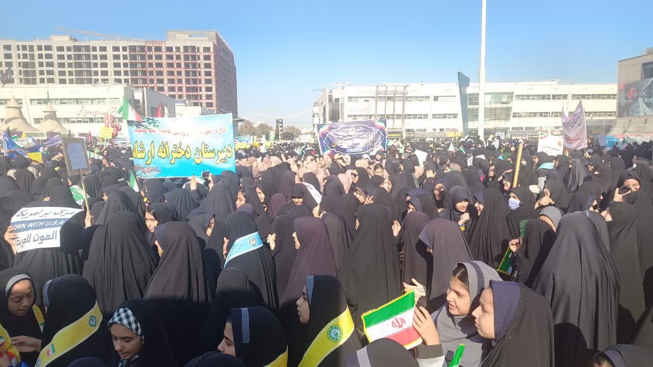 حضور پرشور دانش آموزان مشهدی در یوم الله ۱۳ آبان