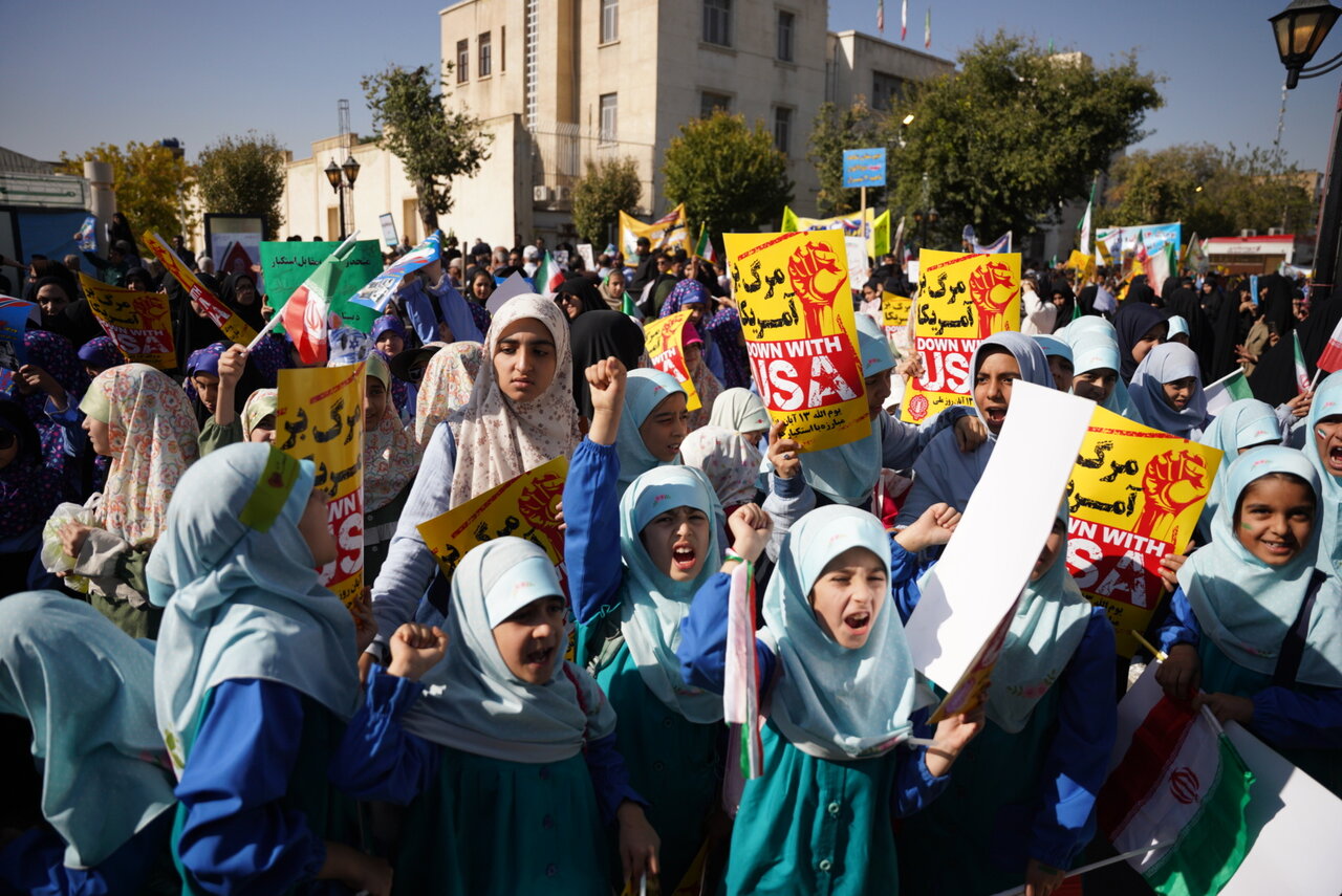 حضور گسترده مردم در راهپیمایی ۱۳ آبان شیراز