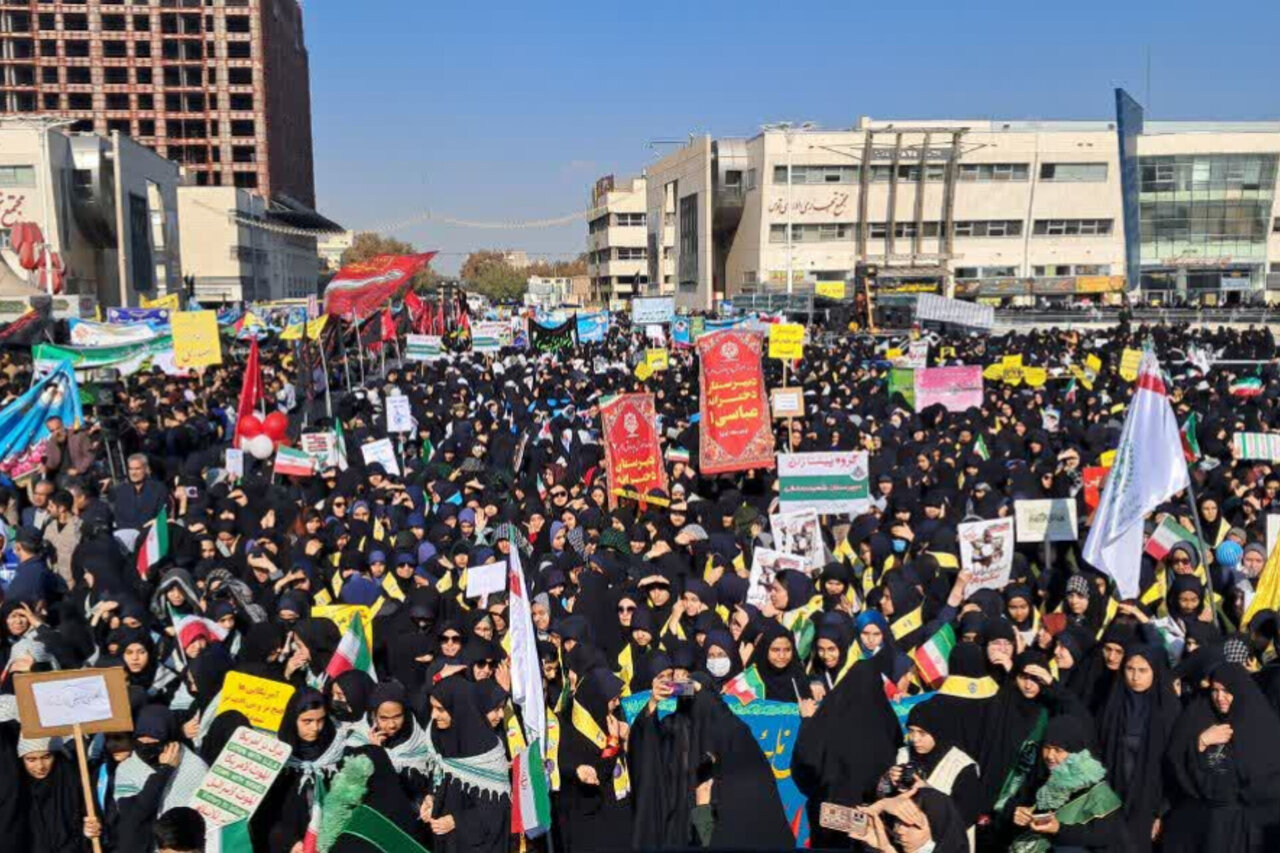 رجزخوانی دانش آموزان مشهدی در یوم الله ۱۳ آبان