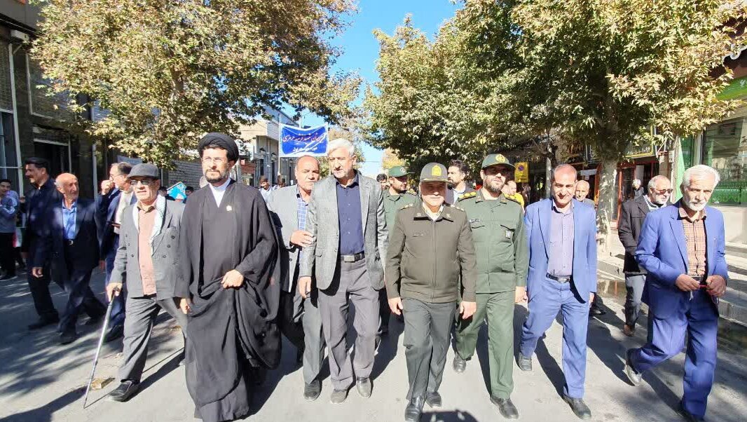 حضور پرشور مردم و مسئولان تویسرکان در راهپیمایی یومالله ۱۳ آبان