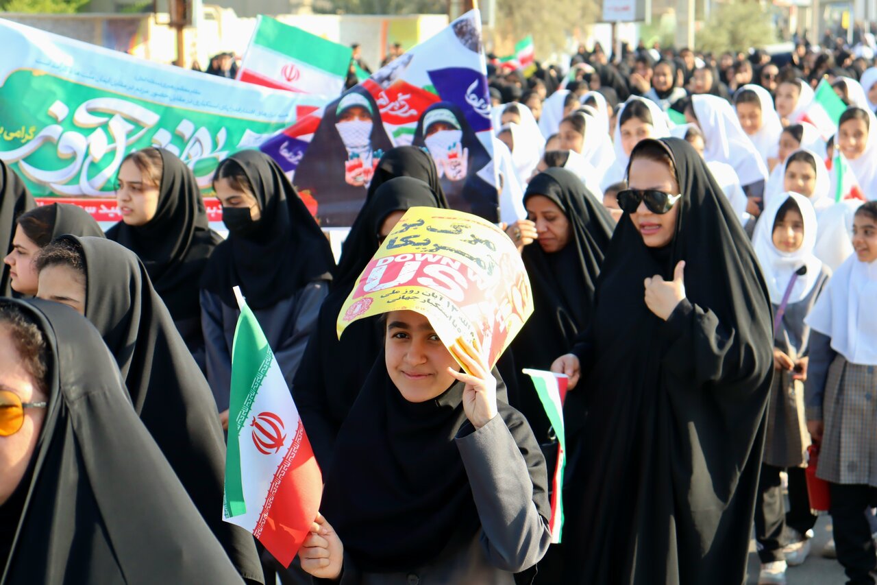 فریاد استکبارستیزی دانش‌آموزان بهارستان در یوم‌الله ۱۳ آبان