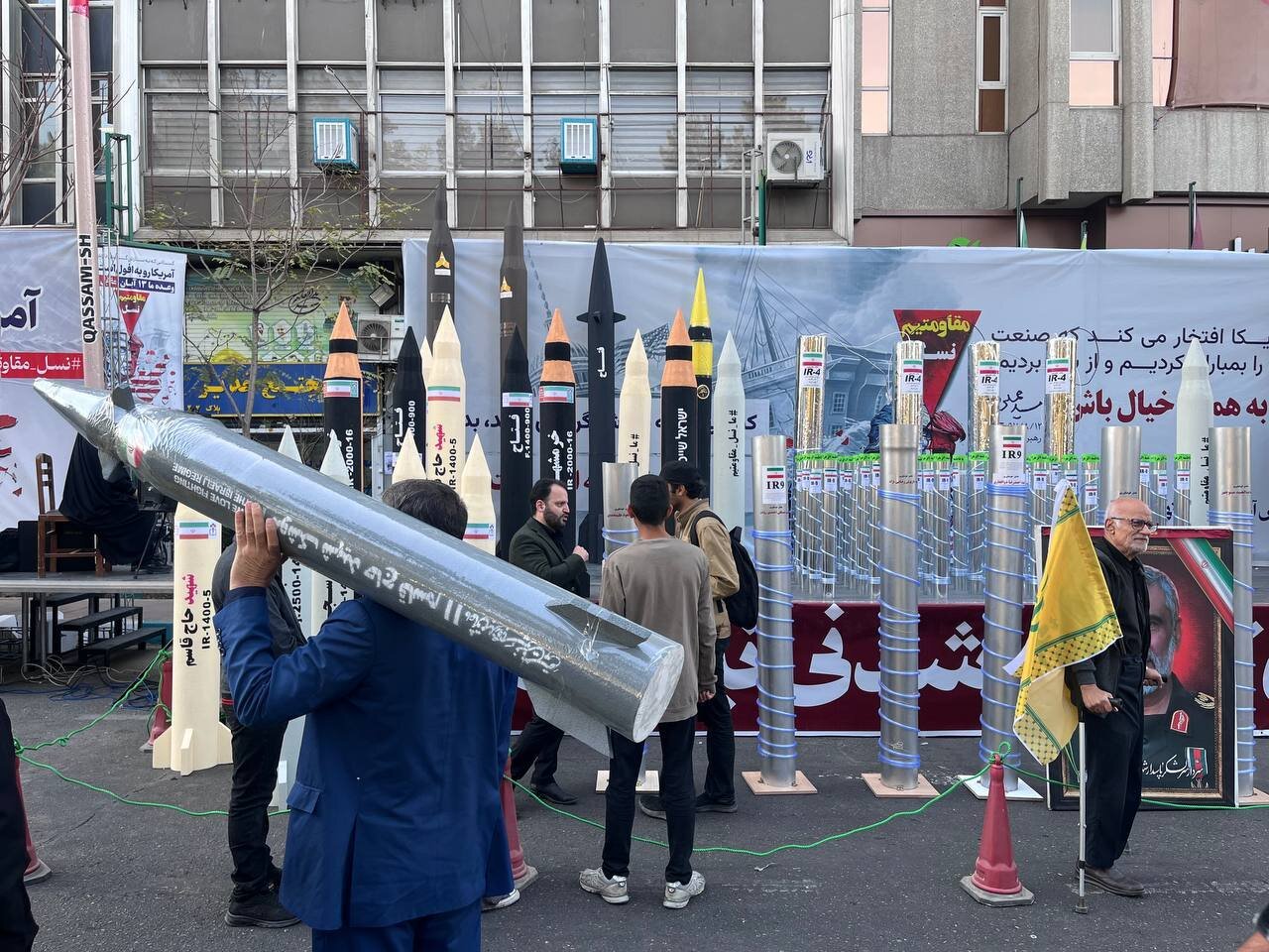 تەرمی سەربازانی ئیسڕائیل و مووشەکەکانی ئێران پێکەوە نمایش کران