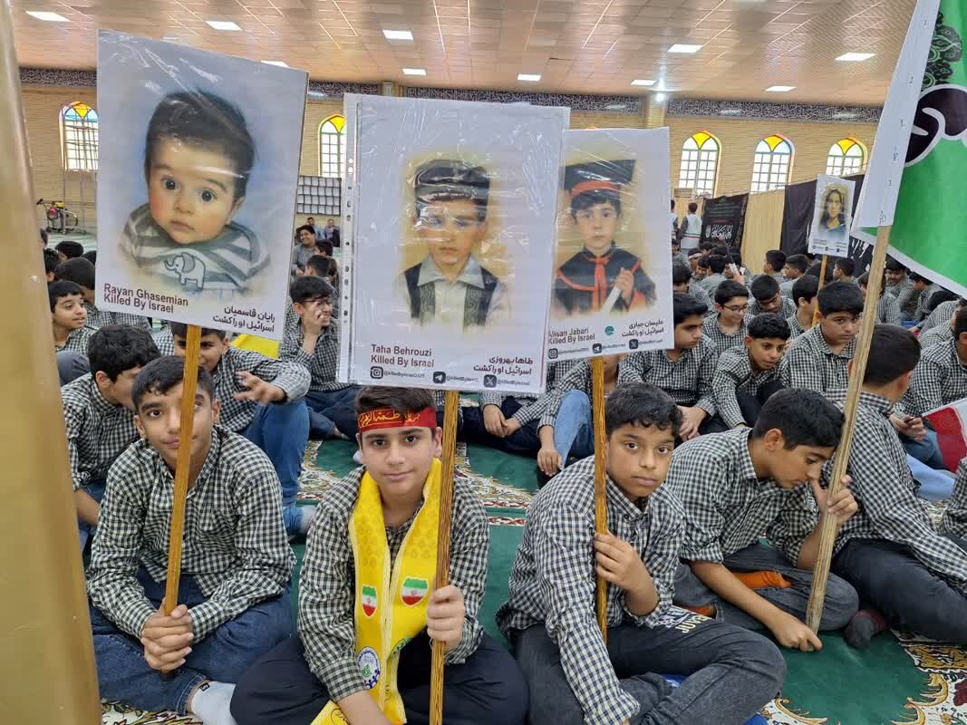 راهپیمایی دریادلان گناوهای در روز استکبار ستیزی برگزار شد