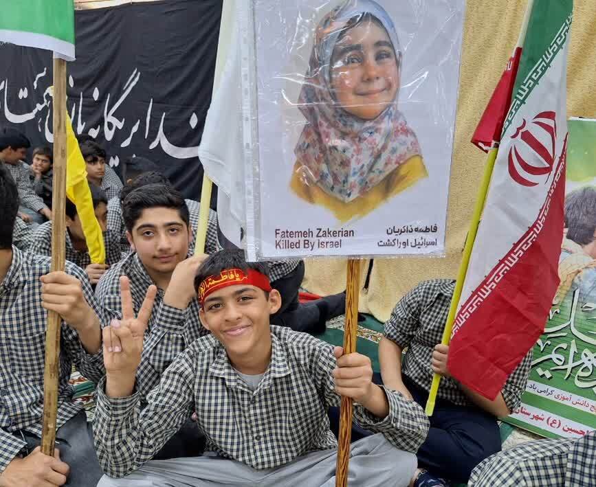 راهپیمایی دریادلان گناوه‌ای در روز استکبار ستیزی برگزار شد