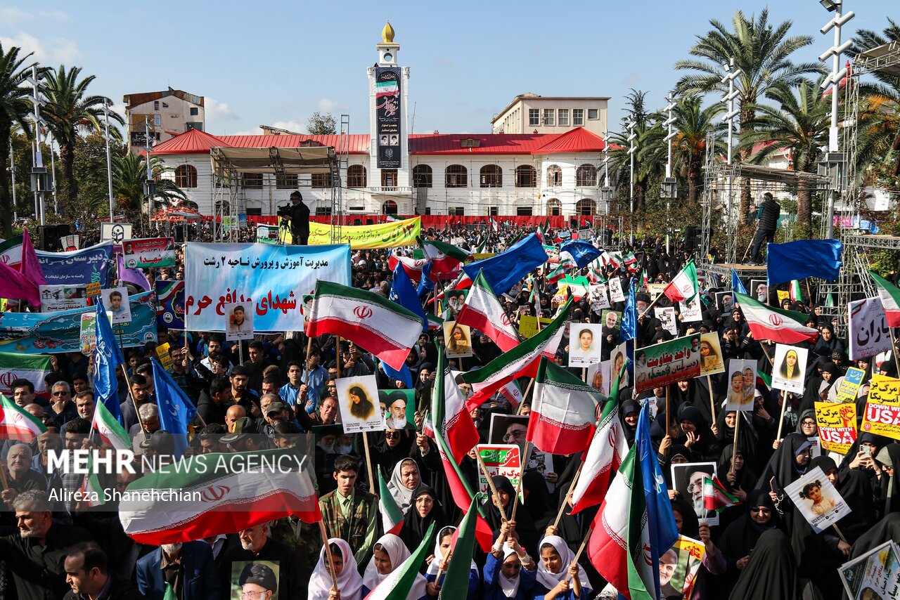 بصیرت دانش آموزان و دانشجویان مشت محکم بر دهان دشمن بود بصیرت دانش آموزان و دانشجویان مشت محکم بر دهان دشمن بود