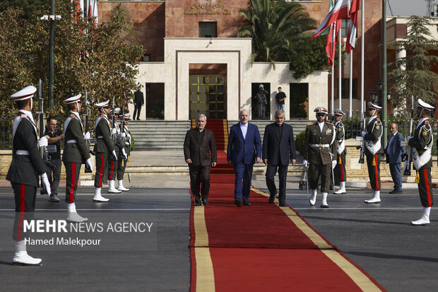 بدرقه رسمی رئیس مجلس به پاکستان