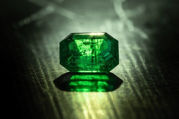 زمانه نیک شناسد زمرّد از مینا