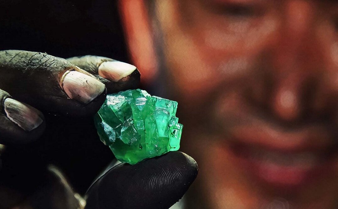 زمانه نیک شناسد زمرّد از مینا