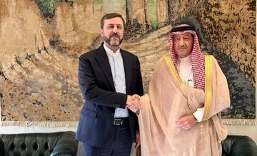 غريب آبادي يبحث مع نائب وزير الخارجية السعودي التعاون الثنائي والقضايا الإقليمية والنووية