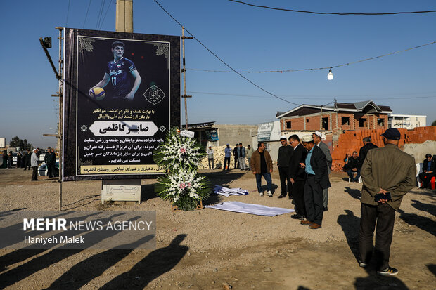 تشییع پیکر «صابر کاظمی» در آق قلا 4