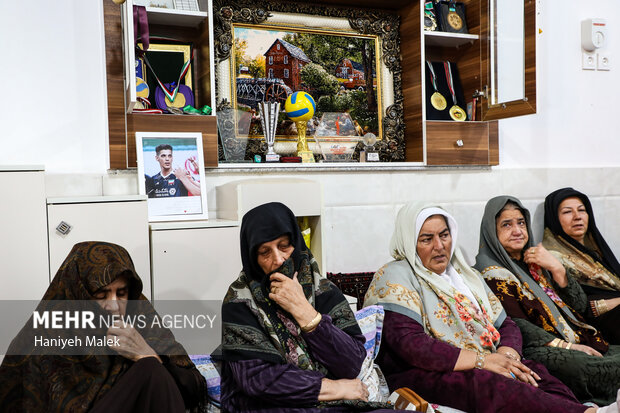 تشییع پیکر «صابر کاظمی» در آق قلا 9