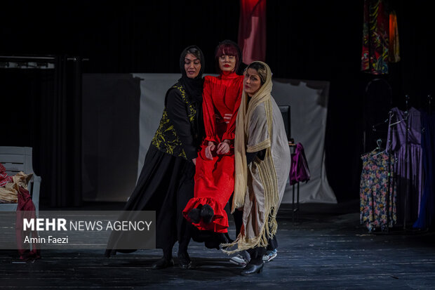 تئاتر «شیطان پلک نمی‌زند» در شیراز