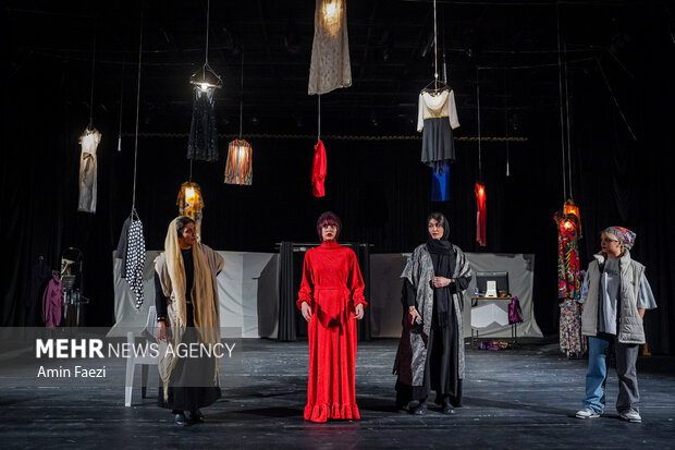 تئاتر «شیطان پلک نمی‌زند» در شیراز