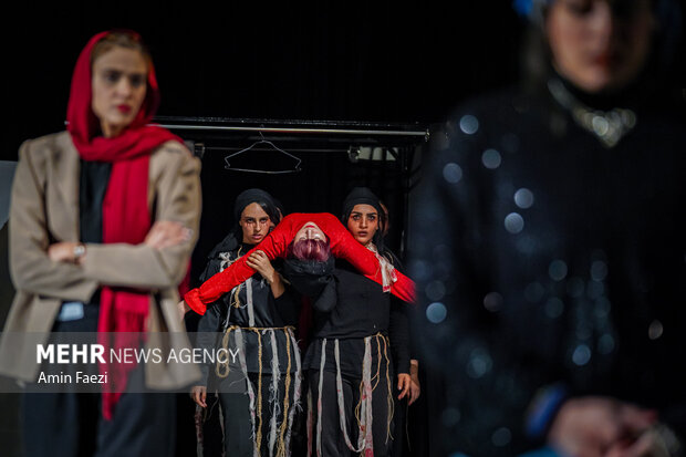 تئاتر «شیطان پلک نمی‌زند» در شیراز