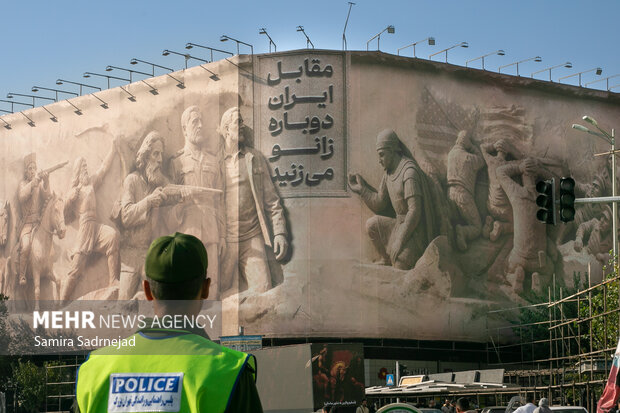 رونمایی از طرح جدید دیوارنگاره میدان انقلاب