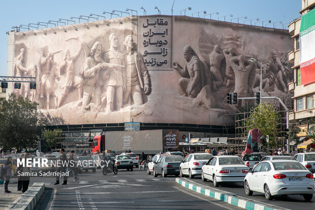 رونمایی از طرح جدید دیوارنگاره میدان انقلاب