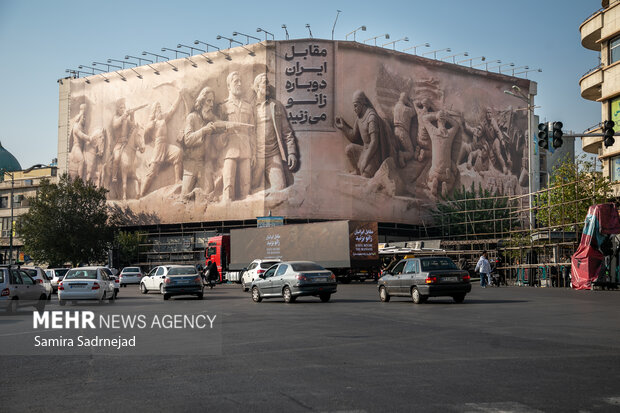 رونمایی از طرح جدید دیوارنگاره میدان انقلاب