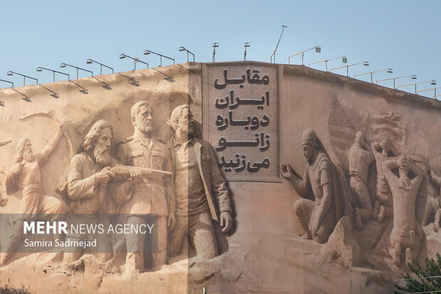 رونمایی از طرح جدید دیوارنگاره میدان انقلاب