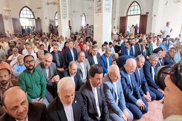 قاليباف يؤدي صلاة الجمعة بين المصلين في كراتشي