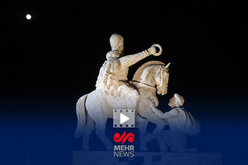 لحظه رونمایی از مجسمه «شاپور دوم» در میدان انقلاب