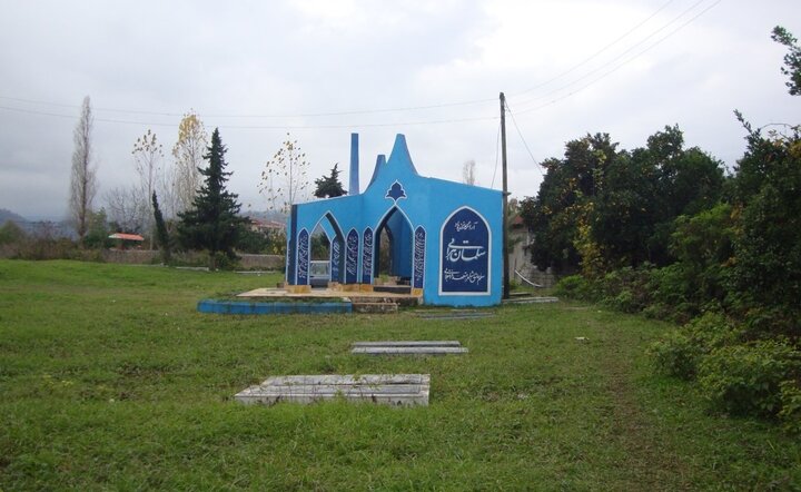 بنای یادبود شاعر انقلاب در چنگ باران و رطوبت