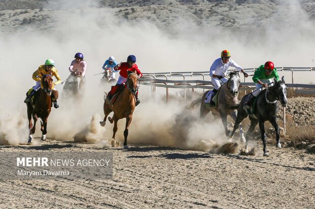 کورس اسبدوانی پاییزه روستای باغلق کورس اسبدوانی پاییزه روستای باغلق