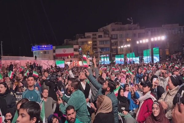 Tahran'da "İran'ın önünde yeniden diz çökeceksiniz" etkinliği