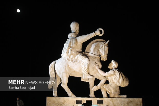 رونمایی از مجسمه شکست والرین؛ دشمنان در مقابل ایران زانو می‌زنند