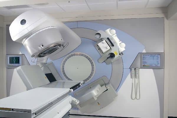 رقابت سرطان و درمان؛بیماران سرطانی در انتظار رادیوتراپی که خاک می خورد