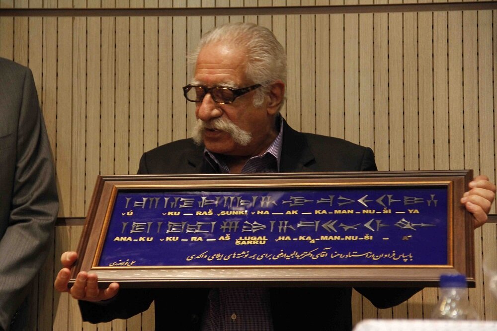 چه کسی منشور کورش را به فارسی ترجمه کرد؟