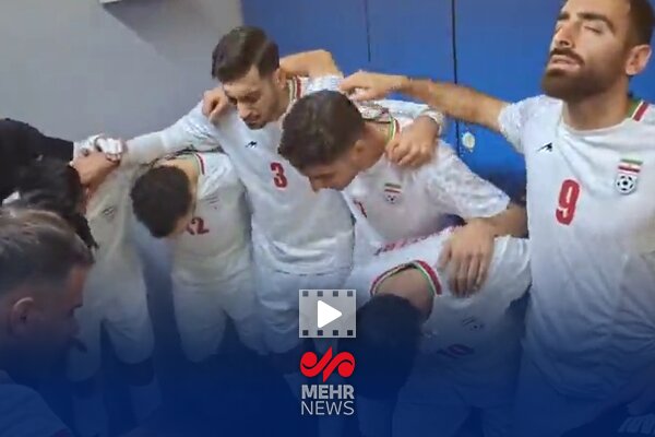 حلقه اتحاد بازیکنان تیم ملی فوتسال ایران پیش از بازی با تاجی ...