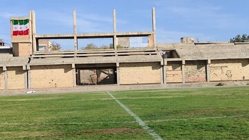 ۱۷ سال انتظار؛ سکوی نیمه‌تمام ورزشگاه استادیوم مریوان همچنان بلاتکلیف