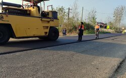 مرادی: روکش آسفالت محور رودبنه-انبارسر آستانه‌اشرفیه در حال اجرا است