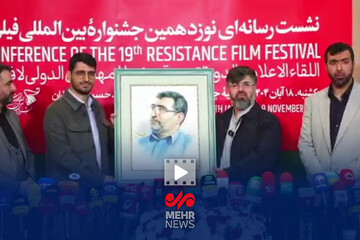 بوسه فرزند شهید محمود باقری بر تابلوی نقاشی پدرش