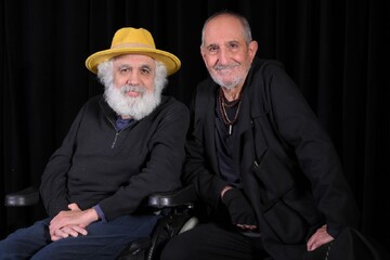 انتشار لوگوموشن و تصویری از فرهاد آییش در نمایش «ونگوگ»