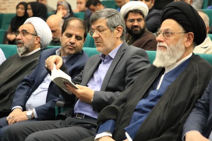 نشست معرفی کتاب «همسفر آتش و برف» در یزد برگزار شد